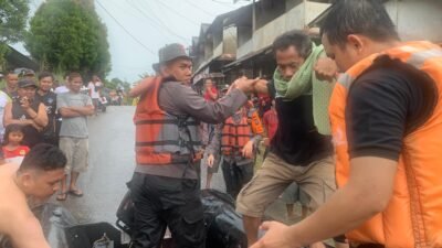 Polda Kalbar Terjunkan Tim SAR Bantu Warga Terdampak Banjir Di Landak