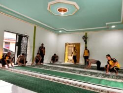 Jelang Bulan Suci Ramadhan 1446 Hijriah, Polsek Seluas Bersihkan Surau Al-Hikmah